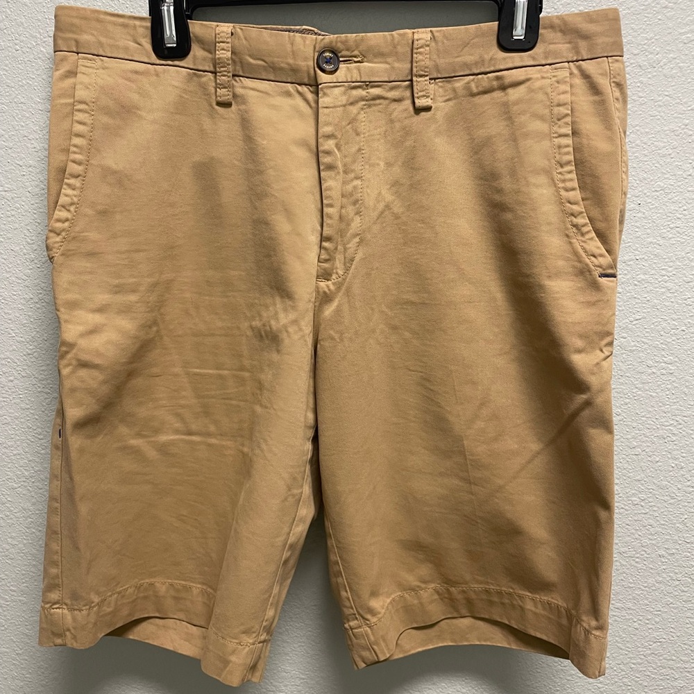 Tommy Bahama Men’s Khaki Shorts. Size 33.